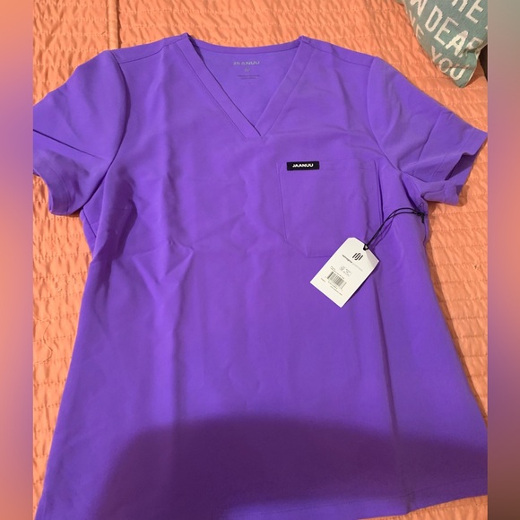 Jannuu Violet scrub top - Picture 2 of 5